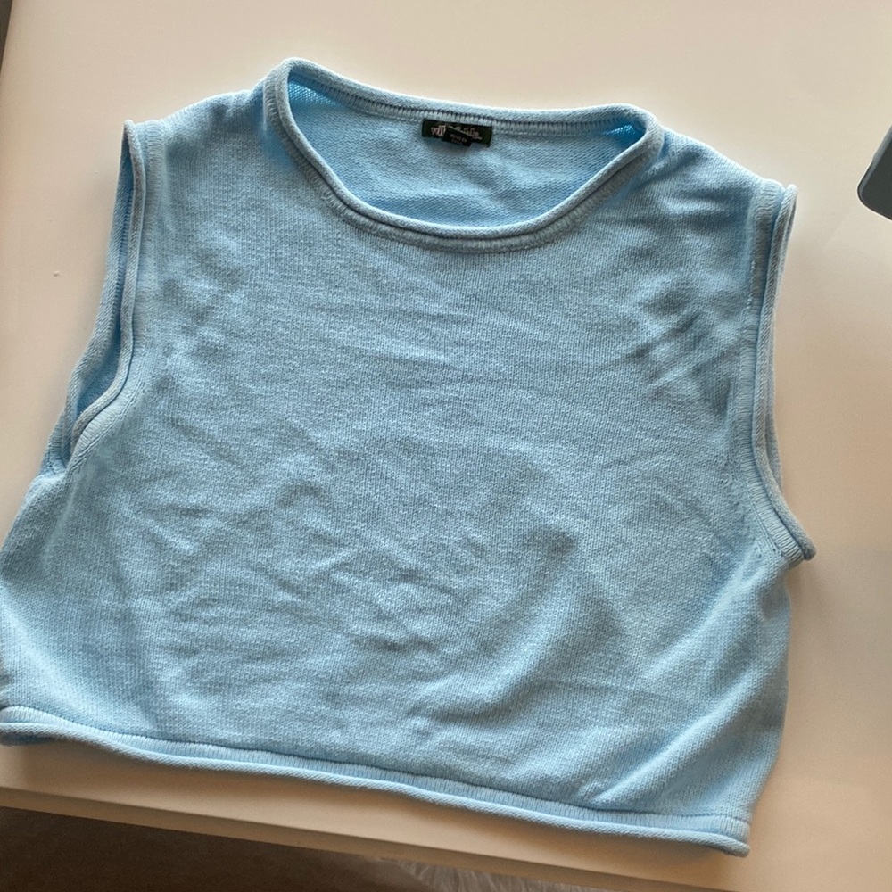 Knit sleeveless cropped sweater